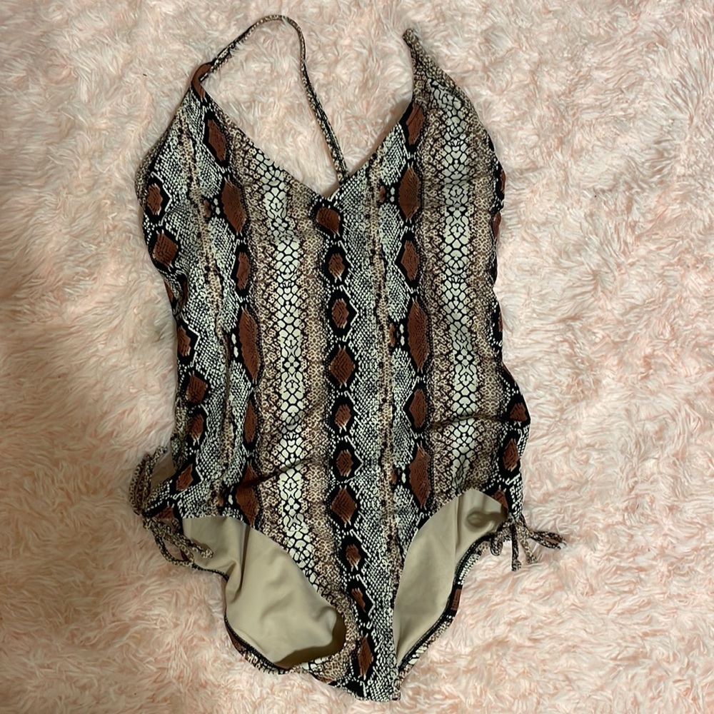 Snakeskin print swimsuit 💕